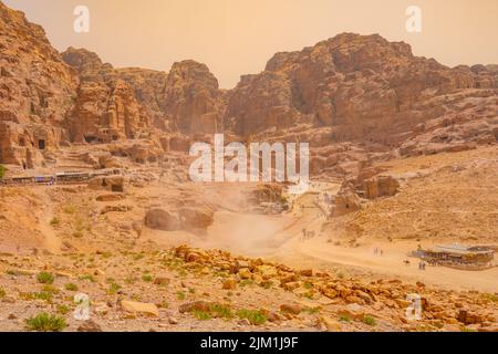 Vue sur la rue des façades de Petra Jordan. Avec une tempête de poussière qui souffle Banque D'Images