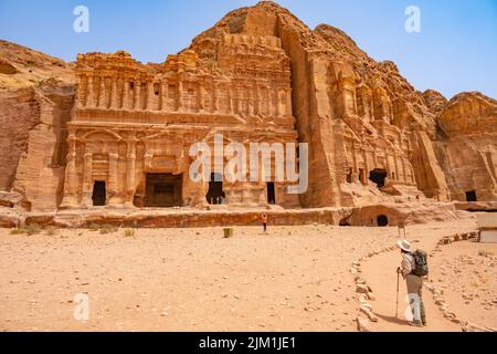 En regardant vers les tombes royales de Petra JordanLooking vers la rue des façades de Petra Jordan. Banque D'Images