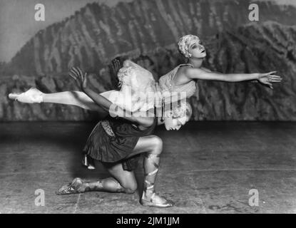 Serge Lifar et Alexandra Danilova comme Apollon et Terpsichore dans le ballet Apollon musagète par Igor Stravinsky. Musée : COLLECTION PRIVÉE. Auteur: ANONYME. Banque D'Images