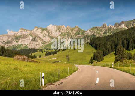 Route de montagne dans les Alpes suisses avec vue sur l'Alpstein et le Mont Saentis, Toggenburg, Canton de Saint-Gall, Suisse Banque D'Images