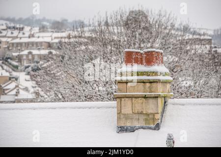 cheminée sur le toit couverte de neige Banque D'Images