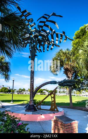 Sculpture en métal le long de la Harborwalk : Punta Gorda, Floride, comté de Charlotte. Dédié à la résilience de la communauté après l'ouragan Banque D'Images