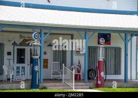 Station-service historique d'époque avec pompes d'époque à Punta Gorda, Floride, comté de Charlotte, sud-ouest de la Floride, petites villes de la côte du golfe. Signes d'époque Banque D'Images