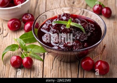 Bocaux avec confiture de cerises maison, confiture de cerises aigre, nom turc; Visne receli Banque D'Images