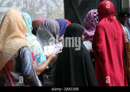 Surpeuplement de personnes au TCB biponon kendra [centre de vente de nourriture] dans le quartier n° 10 de Motijheel dans la capitale pour collecter des produits,Bangladesh. Comme le Banque D'Images