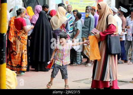 Surpeuplement de personnes au TCB biponon kendra [centre de vente de nourriture] dans le quartier n° 10 de Motijheel dans la capitale pour collecter des produits,Bangladesh. Comme le Banque D'Images