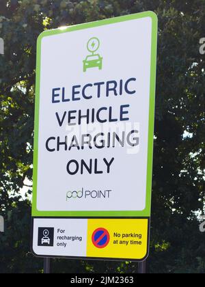 EV (véhicule électrique) signe de point de charge par Podpoint à l'Université d'Exeter. Banque D'Images