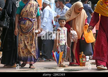 Surpeuplement de personnes au TCB biponon kendra [centre de vente de nourriture] dans le quartier n° 10 de Motijheel dans la capitale pour collecter des produits,Bangladesh. Comme le Banque D'Images