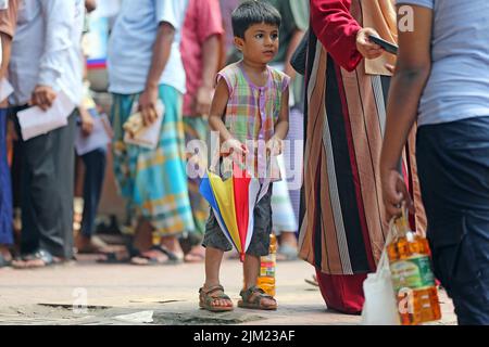 Surpeuplement de personnes au TCB biponon kendra [centre de vente de nourriture] dans le quartier n° 10 de Motijheel dans la capitale pour collecter des produits,Bangladesh. Comme le Banque D'Images