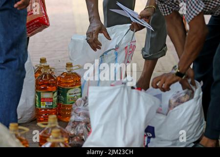 Surpeuplement de personnes au TCB biponon kendra [centre de vente de nourriture] dans le quartier n° 10 de Motijheel dans la capitale pour collecter des produits,Bangladesh. Comme le Banque D'Images