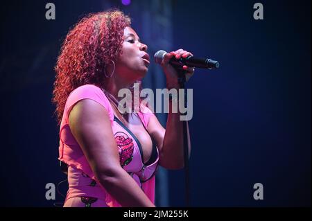 Sheffield, Royaume-Uni. 24th juillet 2022. Kelis Rogers-Mora, connue sous le nom de Kelis, interprète sa chanson à succès Milkshake au Festival des lignes de tramway de Sheffield. (Photo par Robin Burns/SOPA Images/Sipa USA) crédit: SIPA USA/Alay Live News Banque D'Images