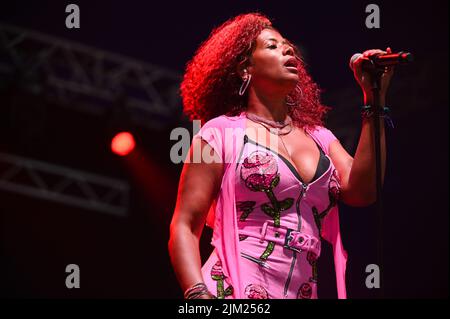 Sheffield, Royaume-Uni. 24th juillet 2022. Kelis Rogers-Mora, connue sous le nom de Kelis, interprète sa chanson à succès Milkshake au Festival des lignes de tramway de Sheffield. (Photo par Robin Burns/SOPA Images/Sipa USA) crédit: SIPA USA/Alay Live News Banque D'Images