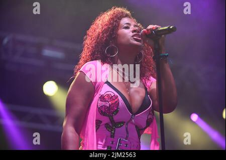Sheffield, Royaume-Uni. 24th juillet 2022. Kelis Rogers-Mora, connue sous le nom de Kelis, interprète sa chanson à succès Milkshake au Festival des lignes de tramway de Sheffield. (Photo par Robin Burns/SOPA Images/Sipa USA) crédit: SIPA USA/Alay Live News Banque D'Images