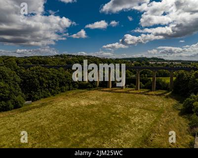 Canal Boats Crossing Pontcysyllte Aqueduct vue aérienne à un matin très occupé dans le pays de Galles, Royaume-Uni Drone, de l'Air, Birds Eye View, Llangollen, Trevor Banque D'Images