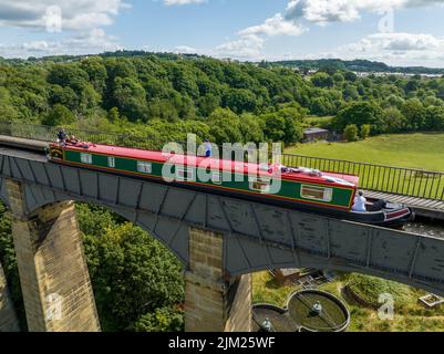 Canal Boats Crossing Pontcysyllte Aqueduct vue aérienne à un matin très occupé dans le pays de Galles, Royaume-Uni Drone, de l'Air, Birds Eye View, Llangollen, Trevor Banque D'Images