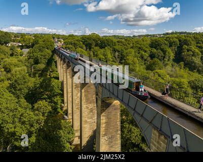 Canal Boats Crossing Pontcysyllte Aqueduct vue aérienne à un matin très occupé dans le pays de Galles, Royaume-Uni Drone, de l'Air, Birds Eye View, Llangollen, Trevor Banque D'Images