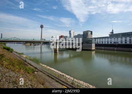 Düsseldorf - vue du port intérieur avec aux bâtiments et TV-Towerat Media-Harbour, Rhénanie du Nord Westphahlia, Allemagne, 22.09.2016 Banque D'Images