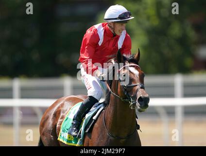 Photo du dossier datée du 16-07-2022 de Grocer Jack, monté par Tom Marquand. Le épicier Jack commence enfin à atteindre son prix élevé et il peut obtenir un triomphe du Groupe trois dans les piquets de Betfred Rose de Lancaster à Haydock. Date de publication : jeudi 4 août 2022. Banque D'Images