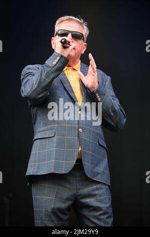 Le chanteur principal, Graham McPherson, connu sous le nom de Suggs, interprète tous les succès avec son groupe Madness au tramlines Festival à Sheffield. Banque D'Images