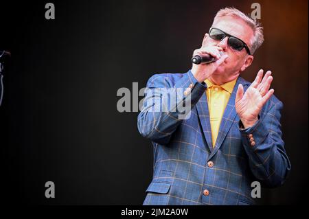 Le chanteur principal, Graham McPherson, connu sous le nom de Suggs, interprète tous les succès avec son groupe Madness au tramlines Festival à Sheffield. Banque D'Images