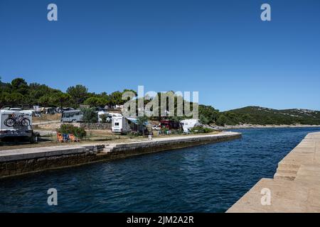 Photo du canal séparant les îles de Cres et Losinj. OSOR, île de Cres, mer Adriatique, Croatie Banque D'Images