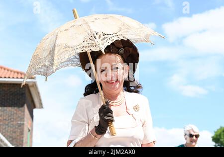 Brighton UK 4th août 2022 - vêtu d'une tenue rétro 1940s Caroline Murphy bénéficie d'une belle journée chaude et ensoleillée à la Journée des dames de Brighton Racecourse qui fait partie du Star Sports Festival of Racing tenu en août : Credit Simon Dack / Alay Live News Banque D'Images