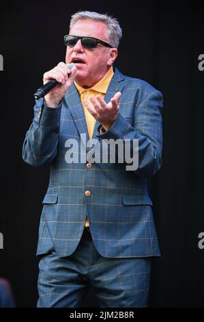 Le chanteur principal, Graham McPherson, connu sous le nom de Suggs, interprète tous les succès avec son groupe Madness au tramlines Festival à Sheffield. (Photo de Robin Burns / SOPA Images / Sipa USA) Banque D'Images