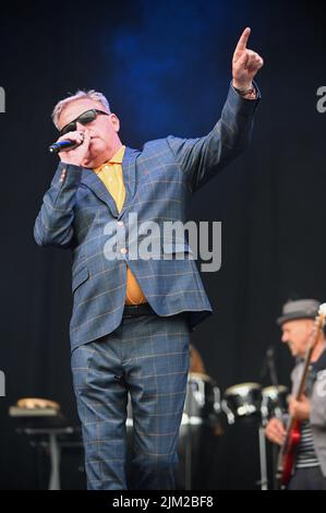 Le chanteur principal, Graham McPherson, connu sous le nom de Suggs, interprète tous les succès avec son groupe Madness au tramlines Festival à Sheffield. (Photo de Robin Burns / SOPA Images / Sipa USA) Banque D'Images