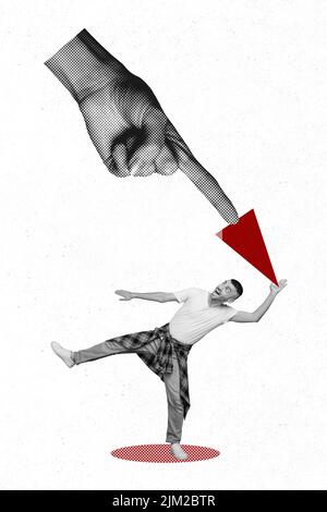 Collage vertical illustration d'un énorme doigt de bras pointant mini Guy noir effet blanc isolé sur l'arrière-plan de dessin créatif Banque D'Images