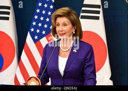 Séoul, Corée du Sud. 04th août 2022. Nancy Pelosi, Présidente de la Chambre des représentants des États-Unis, prend la parole jeudi à 4 août 2022 lors d'une conférence de presse à l'Assemblée nationale à Séoul, en Corée du Sud. Le Président Pelosi s'est rendu en Corée du Sud après un voyage à Taïwan qui a suscité une réaction furieuse de la part de la Chine. Photo de Thomas Maresca/UPI crédit: UPI/Alay Live News Banque D'Images