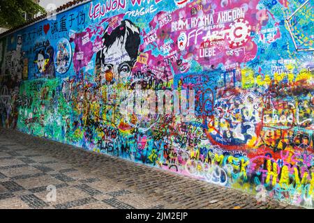 Mur Lennon - mur recouvert de graffitis inspiré par Lennon à Prague, République tchèque, 18 mai 2022 Banque D'Images