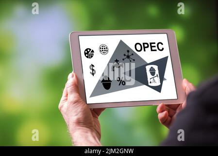 Homme tenant une tablette montrant le concept de l'opep Banque D'Images