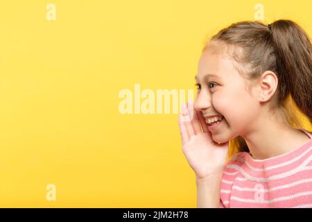 smiley fille partageant la communication secrète de commérages Banque D'Images