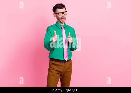 Portrait de jeune homme réussi clignotant des doigts de pointage vous bien fait tout froid isolé sur fond rose couleur Banque D'Images