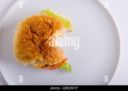 Directement au-dessus de la prise de hamburger frais dans une assiette blanche, copier l'espace Banque D'Images