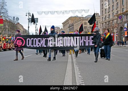 Manifestation de jeunes sur Kreshatik à Kiev, Ukraine. Les filles portent les drapeaux noirs et rouges avec des slogans politiques pendant la manifestation. Banque D'Images