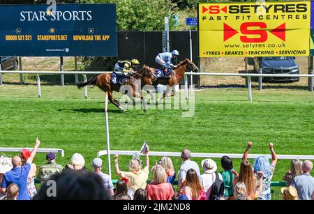 Brighton UK 4th août 2022 - Wisper, monté par Dougie Costello (bleu pâle à droite), remporte les enjeux David Bennett handicap à la Journée des dames de Brighton Racecourse qui fait partie du Star Sports Festival of Racing tenu en août : Credit Simon Dack / Alay Live News Banque D'Images