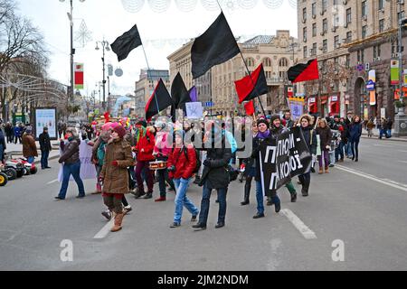 Manifestation de jeunes sur Kreshatik à Kiev, Ukraine. Les filles portent les drapeaux noirs et rouges avec des slogans politiques pendant la manifestation. Banque D'Images