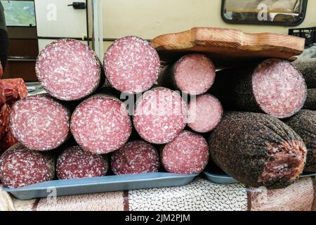 Roumanie, Transylvanie, route transfagarasan, prendre le salami Banque D'Images