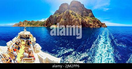 Corse, France - juin 2022 : visite touristique de Porto Ota aux badlands Calanques de Piana. Vue aérienne sur le bateau de croisière avec les touristes et les badlands Banque D'Images