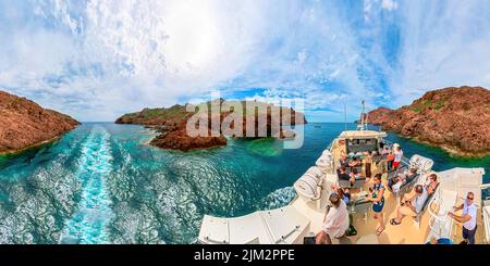 Corse, France - juin 2022 : visite touristique de Porto Ota aux badlands Calanques de Piana. Vue aérienne sur le bateau de croisière avec les touristes et les badlands Banque D'Images