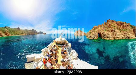 Corse, France - juin 2022 : visite touristique de Porto Ota aux badlands Calanques de Piana. Vue aérienne sur le bateau de croisière avec les touristes et les badlands Banque D'Images