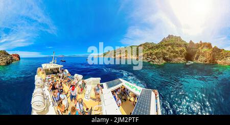 Corse, France - juin 2022 : visite touristique des badlands Calanques de Piana en Corse. Panorama aérien à 360 degrés sur un bateau de croisière avec les touristes Banque D'Images