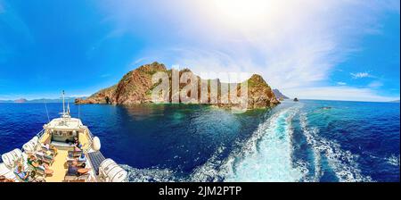 Corse, France - juin 2022 : visite touristique de Porto Ota aux badlands Calanques de Piana. Bateau de croisière avec vue aérienne avec les touristes et les badlands appelés Banque D'Images