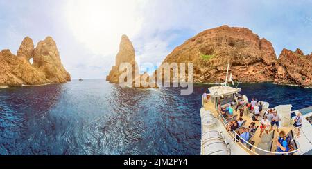 Corse, France - juin 2022 : visite touristique des badlands Calanques de Piana en Corse. Panorama aérien à 360 degrés sur un bateau de croisière avec les touristes Banque D'Images