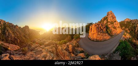 Panorama aérien à 360 degrés de la jeune fille touristique sur D81 rd. Des calanques de Piana badlands au coucher du soleil. Vue de drone les Calanques dans les badlands corses Banque D'Images