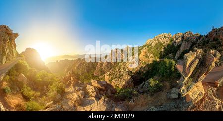 Coucher de soleil aérien 360 degrés panorama de la route D824 route des Badlands Piana. Les Calanques de Piana, un parc naturel de Corse sur le Banque D'Images