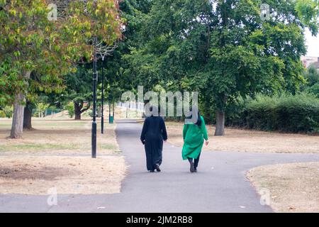 Slough, Berkshire, Royaume-Uni. 4th août 2022. Deux femmes vont faire une promenade dans le parc de Salt Hill à Slough. L'herbe dans tout le parc reste brûlée sans aucune pluie. Crédit : Maureen McLean/Alay Live News Banque D'Images