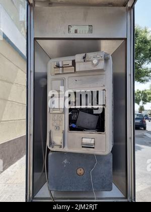 Téléphone public cassé. Boîte téléphonique endommagée dans la rue en raison d'actes de vandalisme Banque D'Images