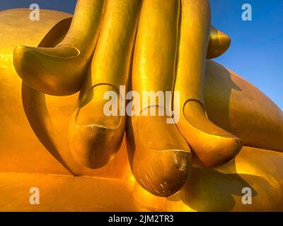 Grand Bouddha au coucher du soleil à Wat Muang à Ang Thong, Thaïlande Banque D'Images